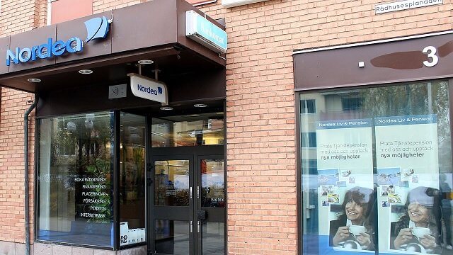 Snart kan du få betala för att sätta in pengar på bankkontot