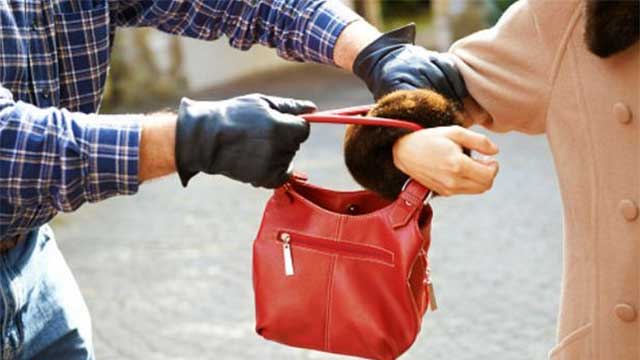 75-årig kvinna sparkades ned och rånades i ’utanförskapsområde’