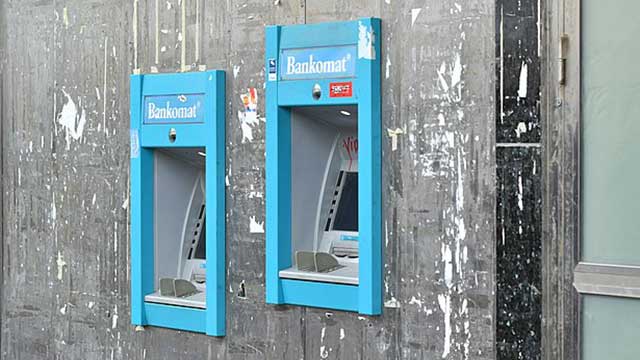 Skulle ta ut pengar i bankomaten – rånades och knivskars i halsen