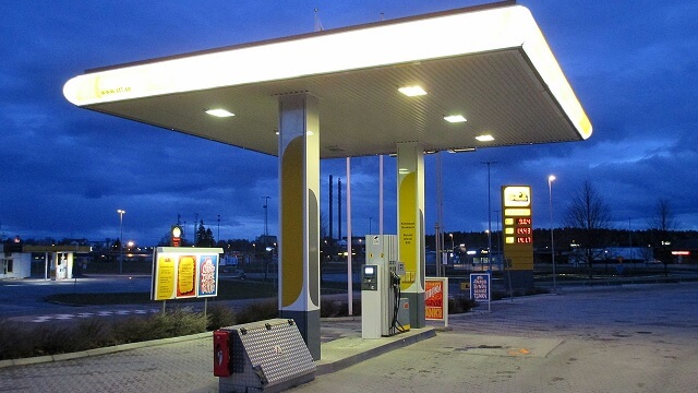 Regeringen och C och L höjer bensinpriset med 15 öre per liter