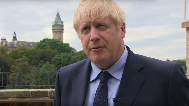 Skränande aktivister hindrade Boris Johnson att tala i Luxemburg