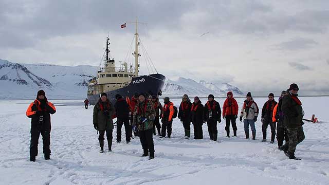 Svenska klimataktivister häcklas efter att deras fartyg kört fast i polarisen