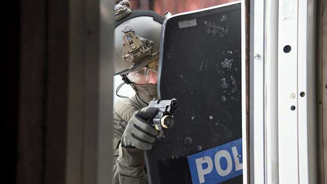 Polisens insatsstyrka stormade bostad med mamma och två småbarn