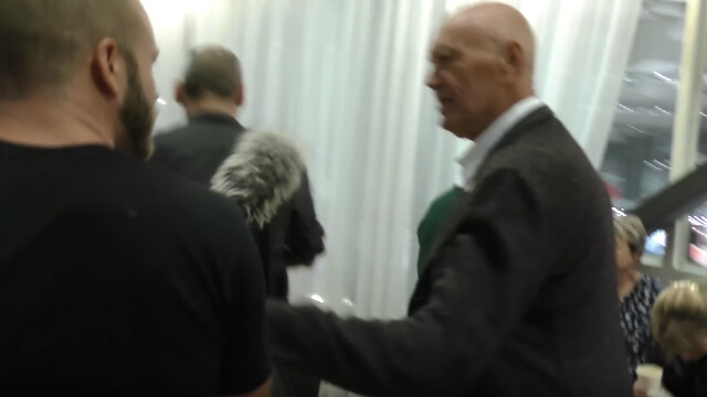 VIDEO: Pierre Schori går till attack efter frågor om hans inblandning med diktatorn Mugabe