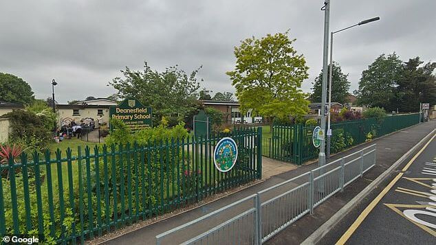 Transaktivister tvingar skolor till könsneutrala toaletter – flickor stannar hemma av rädsla