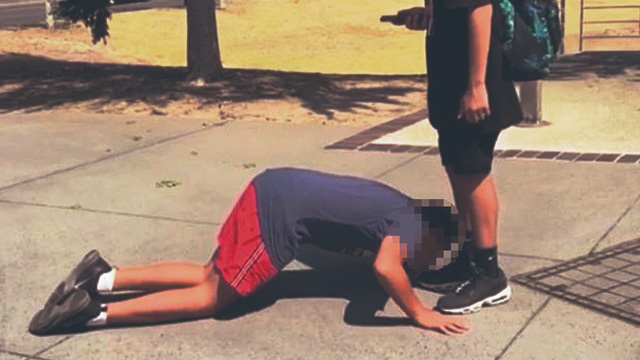 Judisk pojke tvingades kyssa muslimsk klasskamrats fötter