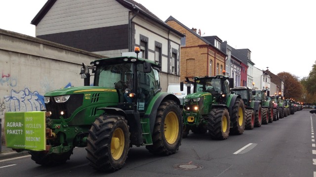 Traktormanifestationerna når Tyskland – tusentals jordbrukare protesterar mot ”ekokrigare”