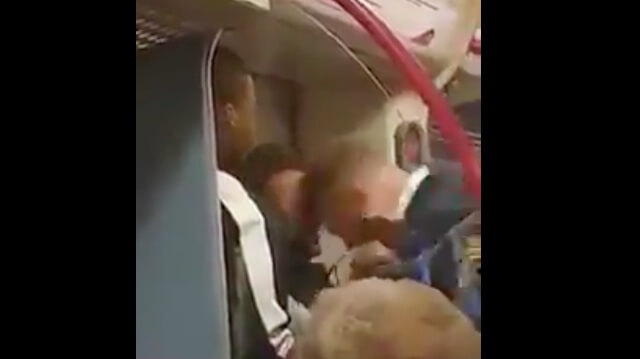 VIDEO: Passagerare ger en ’dansk skalle’ till en aggressiv resenär som hotat och slagit andra passagerare