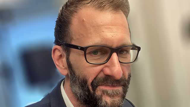 Kommundirektör som lät skattebetalarna stå för dyr guru får sparken – men belönas med miljoner i avgångsvederlag