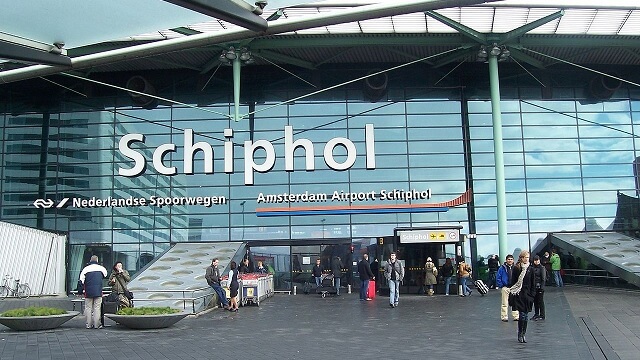 Svenskor orsakade tumult på plan till Amsterdam och greps