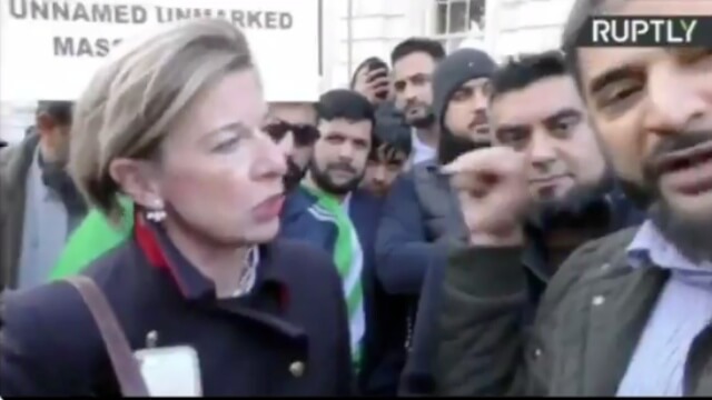 Brittisk medieprofil attackerad av muslimsk mobb