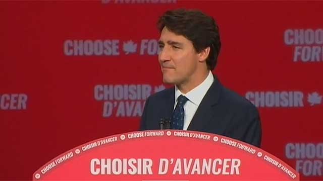 Trudeaus liberala regering backar kraftigt men sitter kvar i minoritet