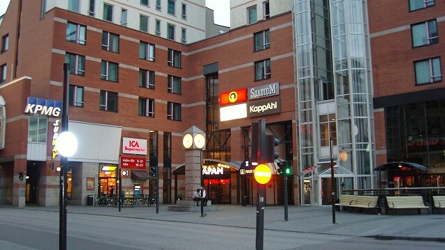 Gäng går in i butik och tar för sig – stjäl kläder för tusentals kronor