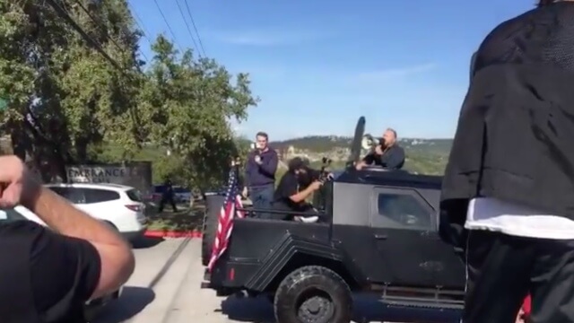 Infowars-profilen Alex Jones dök upp på Hillary Clintons boksammankomst – i stridsvagn