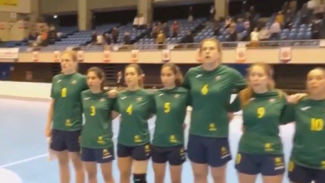 Manligt byggd transkvinna tävlar i Australiens damlandslag