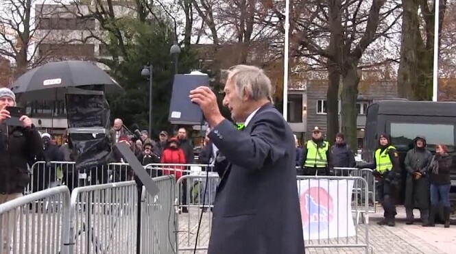 Anti-islamiseringsgrupp brände koranen under torgmöte – pakistanska jurister kräver dödsstraff