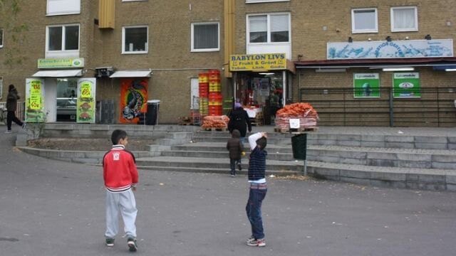 Granne stördes av ”jordbävning” –  sjubarnsfamilj i Rosengård vräks