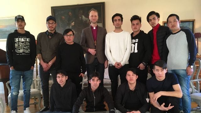 Kyrkan ska rädda kvar ensamkommande konvertiter som fått avslag med ordlista på dari