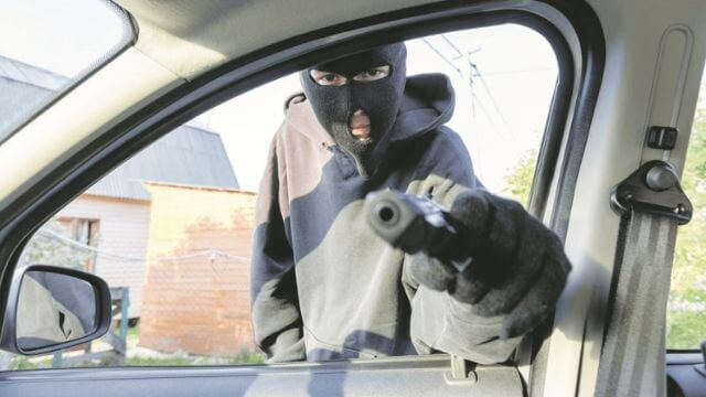 Rånare försökte ta bil från mor och två barn i Åkersberga