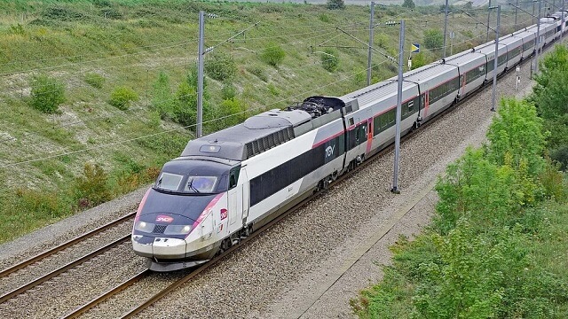 Regeringen bjuder in samtliga partier till samtal om höghastighetståg – utom SD