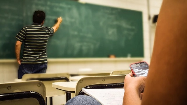 Lärare bad elev sluta vissla – blev sparkad i huvudet