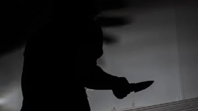 Skar av ett finger och tvingade offret stoppa in det i munnen