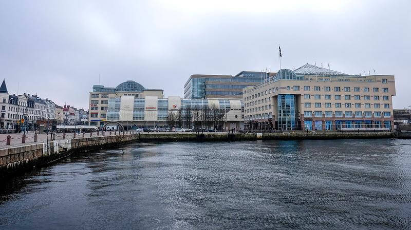 Kvinna med nedsatt hörsel slagen med hammare och våldtagen