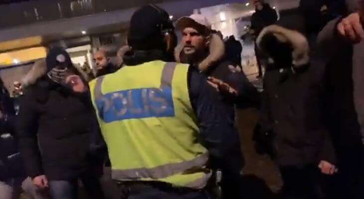 VIDEO: Här attackeras journalisten Lamotte i livesändning medan polisen tittar på