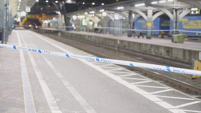 Kvinna knuffades ned på spåret av okänd man – blev påkörd av tåg