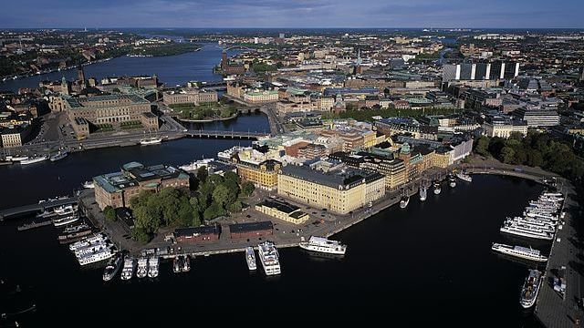 Man ramlade ner i Nybroviken – lyckades ringa 112