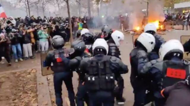 Enorm våldsam strejk i hela Frankrike mot Macrons pensionsreform