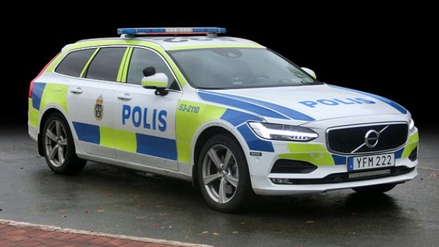 Kvinnliga polisstudenter för fysiskt och psykiskt svaga för att hantera tjänstevapen – får ändå fortsätta