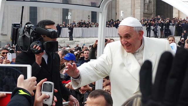 Vatikanen samlar in pengar till fattiga – vilseleder om hur donationerna verkligen används
