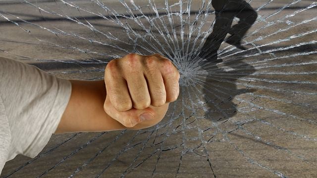 Gäng gick bärsärkagång i Handen – försökte råna bilar