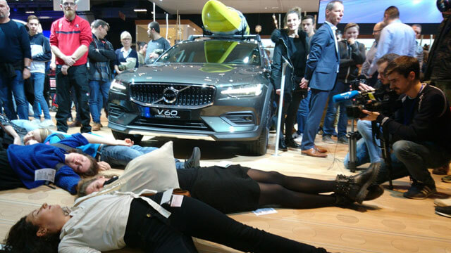 Klimatalarmister stormade bilshow