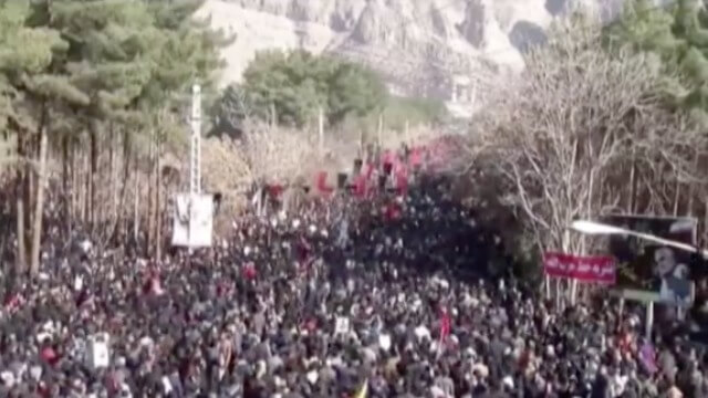 Minst 50 döda i folkmassorna på Qasem Soleimanis begravning