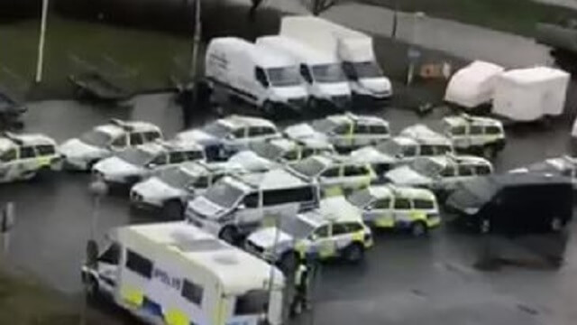 Stor polisinsats i Malmö – kontroll av bilar och utrymmen i bostäder och butiker