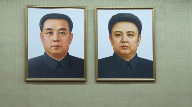 Riskerar fängelse för att ha räddat sina barn från en brand istället för ett porträtt av Kim Jong il