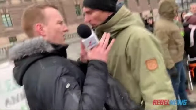 Greta Thunbergs egna vakter knuffade iväg journalist: ”Du är farlig för oss”