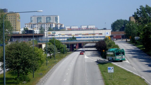 Tullens röntgenlastbil fastnade under gångbro vid spaningsuppdrag i Rosengård