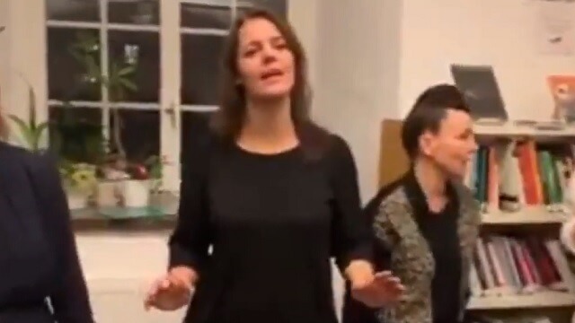 Här sjunger Veronica Palm (S) ”Party in my Pussy” med kören Guldfittorna