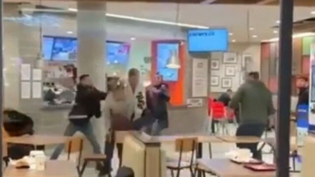 VIDEO: Invandrare knivhögg svenskar på Burger King