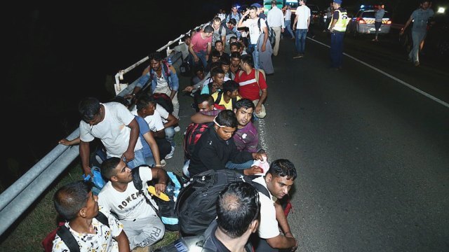 Hundratals migranter bussades bort från gränsen till Ungern