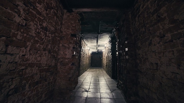 Två blodiga personer påträffade bakom inbyggd vägg i källare