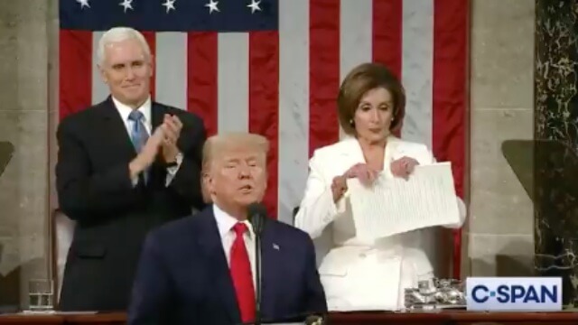 Demokraten Nancy Pelosi rev sönder Donald Trumps tal