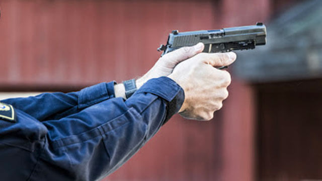 Biltjuv attackerade polis, sköts ihjäl