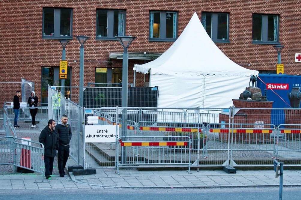 BILDEXTRA: Sahlgrenska förbereder sig för anstormning av coronasjuka – med kravallstaket och vakter