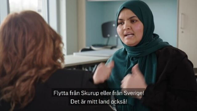 Muslimsk lärare till invånare som inte gillar slöja: ”Flytta från Sverige”