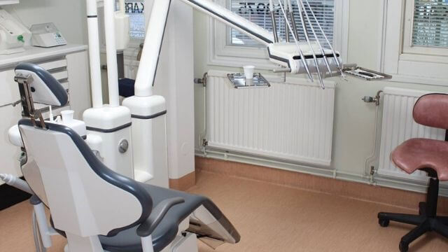 Tandläkare rotfyllde friska tänder och glömde avbruten fil i munnen