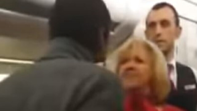 VIDEO: Man attackerar personal på flygplan med slag och spott